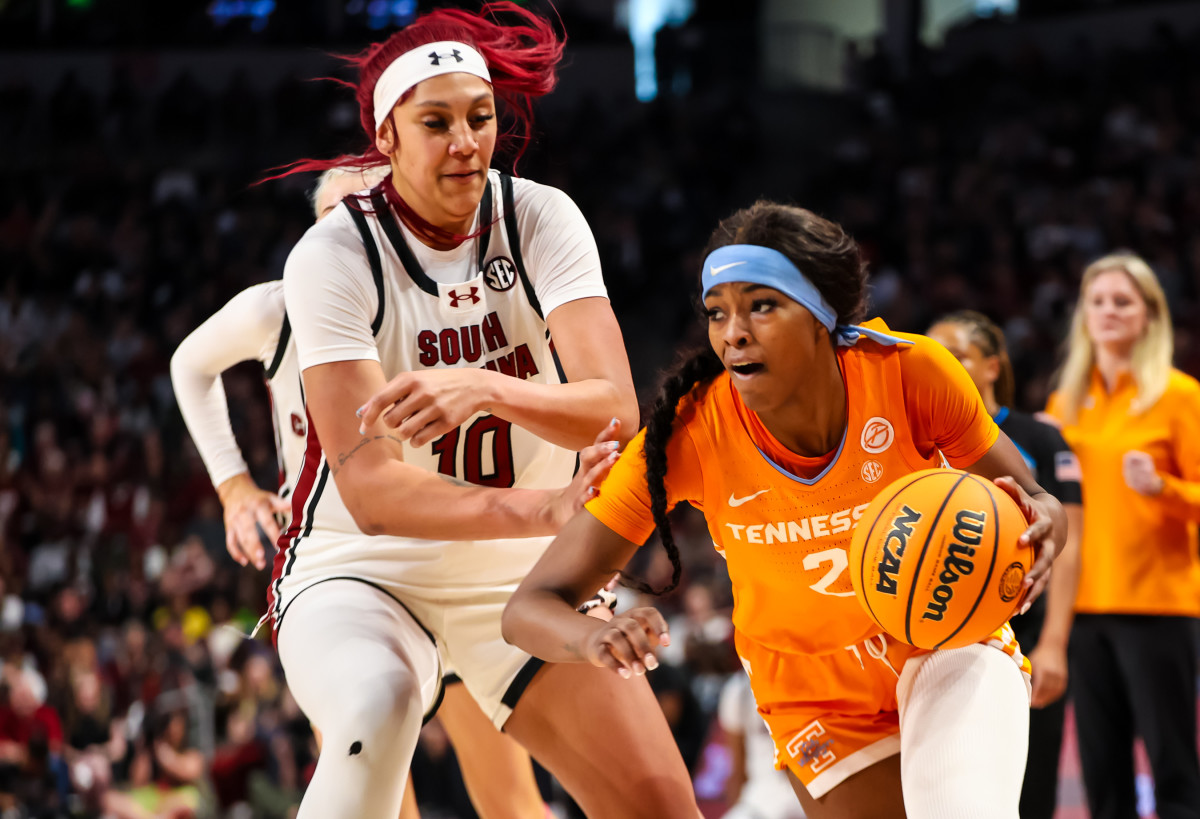 Kamilla Cardoso works to recover against a driving Rickea Jackson (3rd Mar., 2024)